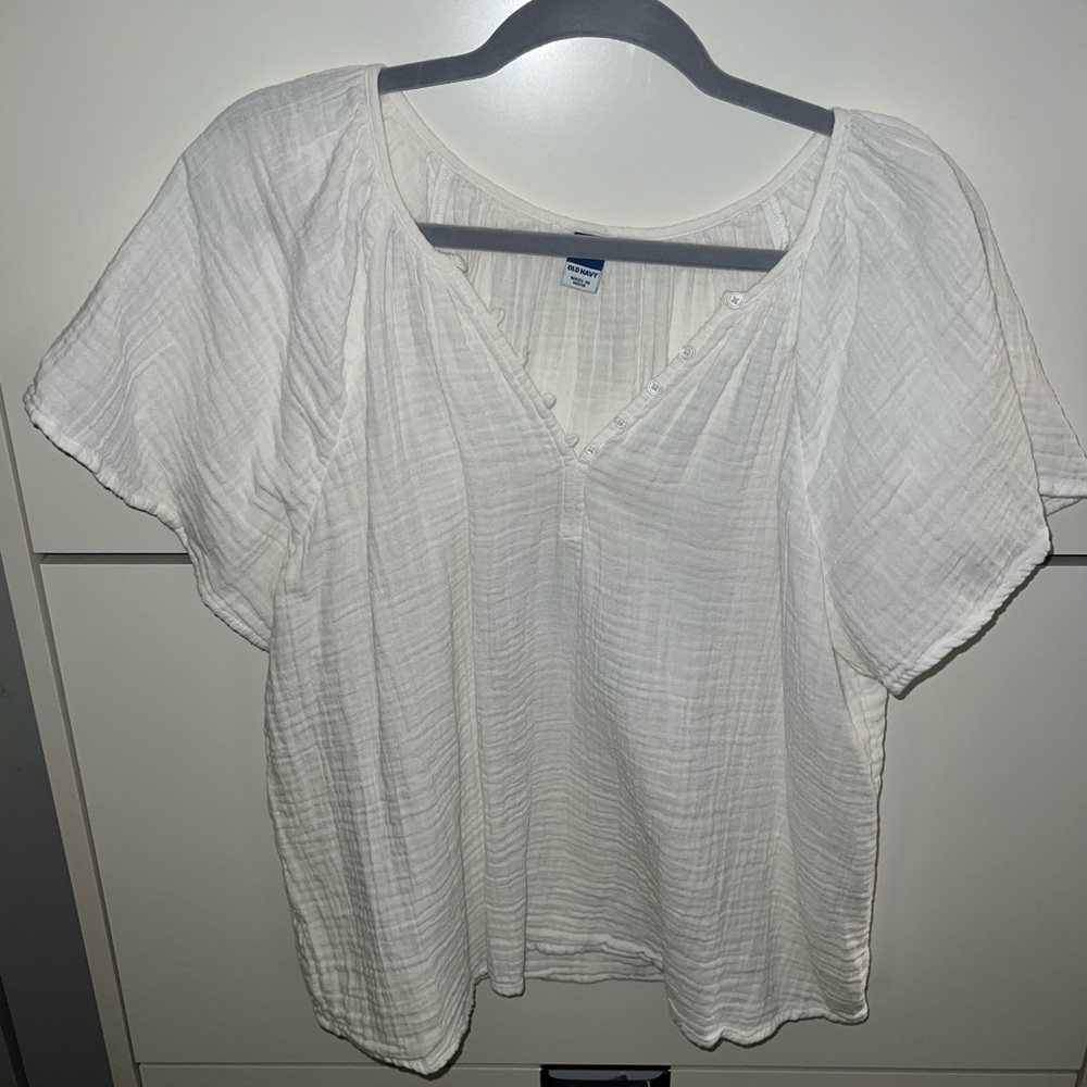 Old Navy Flutter-Sleeve Embroidered
Swing Blouse - Size L